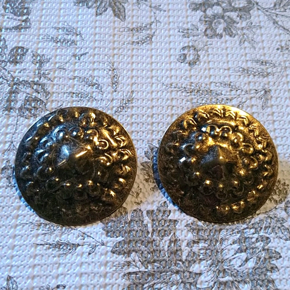 Gold color vintage earrings!!!